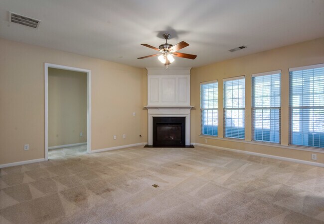 Building Photo - 3-Bed/3-Bath w/ Bonus Rm. in Brentwood!