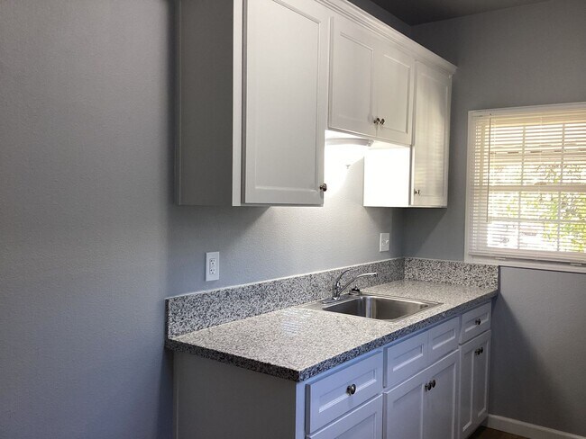 Building Photo - 1532-1532 N Safford Ave