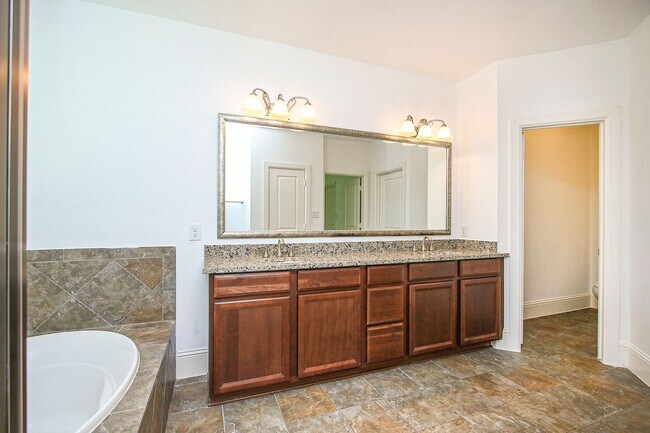 Building Photo - 5 Bedroom House in Gated Golf Course Commu...
