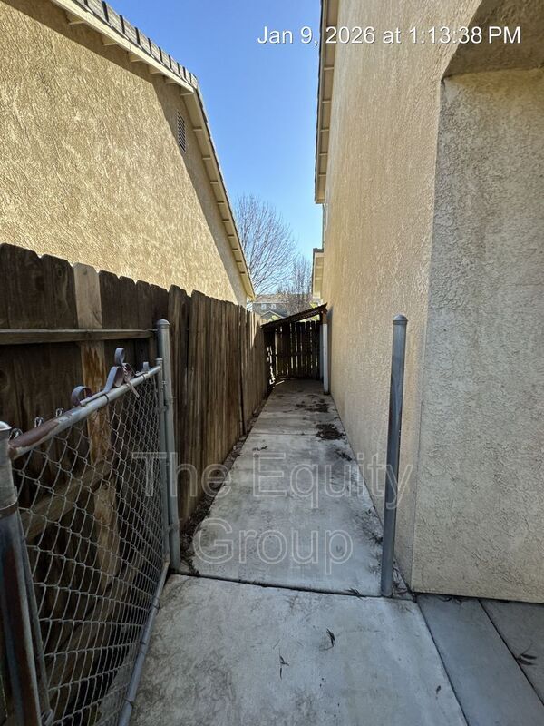 Building Photo - 816 W Loyola Ave