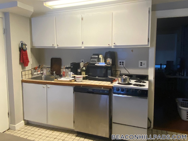 Building Photo - 72 Revere St