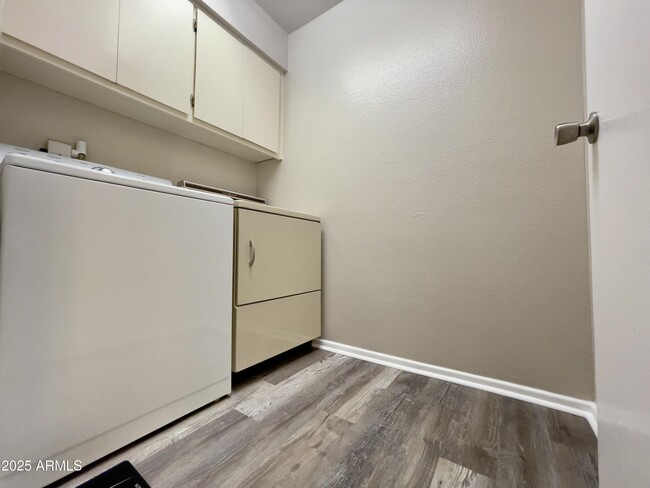Building Photo - 425 S Parkcrest