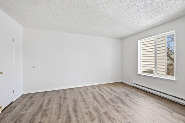 Building Photo - $1,470.95 - 2 Bed, 1 Bath Condo in Aurora with In Unit Laundry!