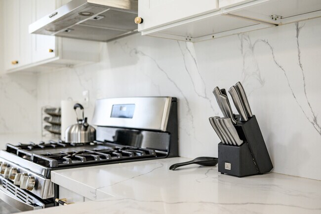 Building Photo - Luxe Spacious Home Near Parks Fully Equipped