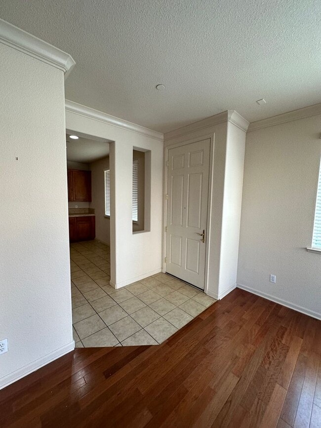 Building Photo - Beautiful 3 Bedroom Lincoln Condo!