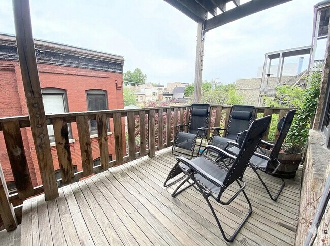 Building Photo - 2129 N Racine Ave