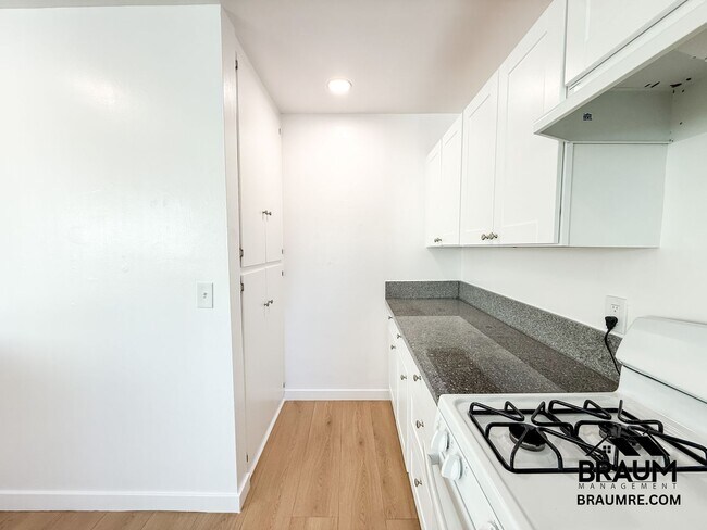 Building Photo - 13115 Oxnard St