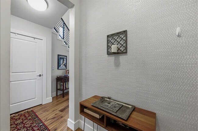 Building Photo - 1405 Camelot Cir