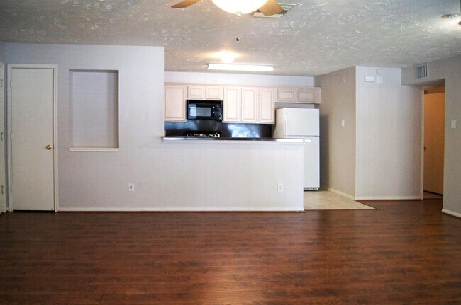 Building Photo - 8051 Bay Branch Dr