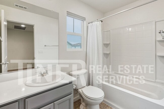 Building Photo - 3867 Roseparke Way