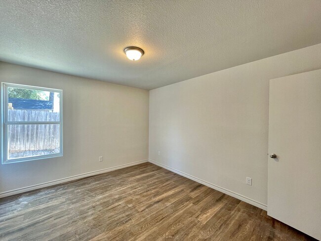 Building Photo - 1712 Clovis Dr