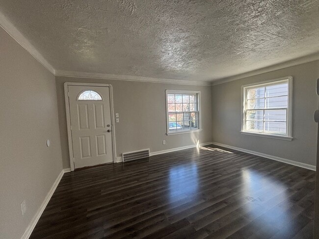 Building Photo - Spacious Single Family Home
