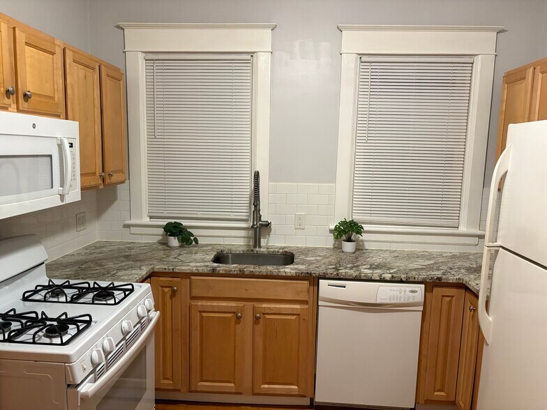Kitchen - 52 Grove Ave