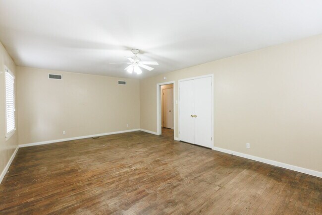 Building Photo - Large 3 bedroom in Tech Terrace