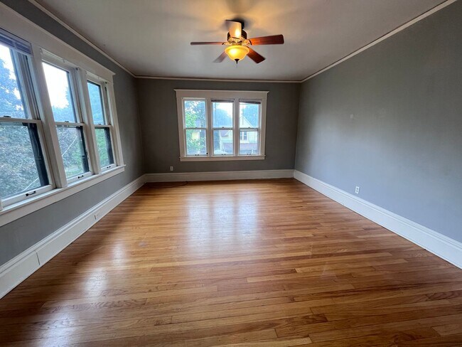 Building Photo - Large 3 Bedroom Duplex with Washer/Dryer - Water included!