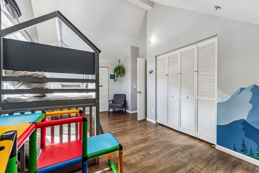 Bunk Bed optional inclusion! - 323 N Oak St