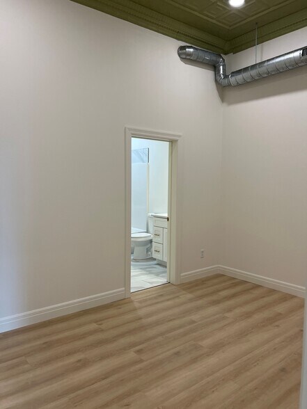 Building Photo - 113 E Broadway St