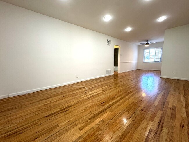 Building Photo - Top Floor Hollywood 1Bed/1Bath Walking Dis...
