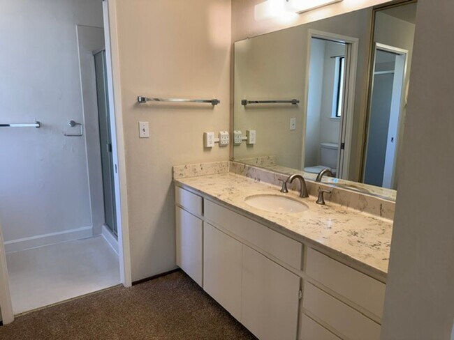 Building Photo - 2 story townhome with attached garage & no shared walls! Move in ready!