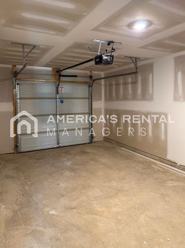Building Photo - Escape to Lakeside Living in Lincoln! Available to View Now!