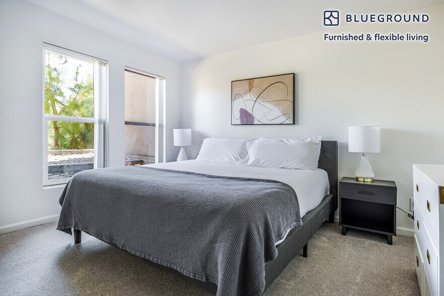 Building Photo - 10983 Bluffside Dr