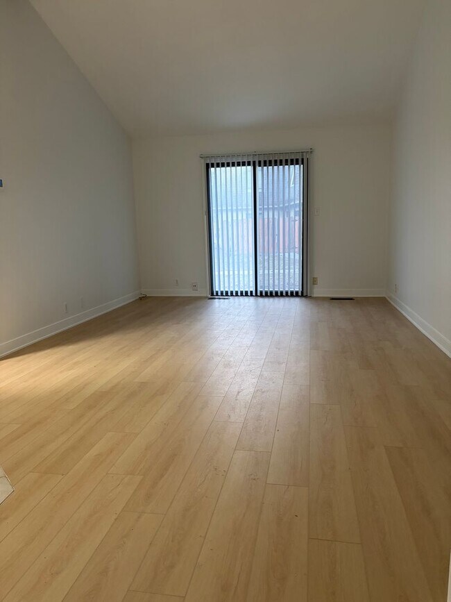 Building Photo - 312-314-314 W Charter Dr