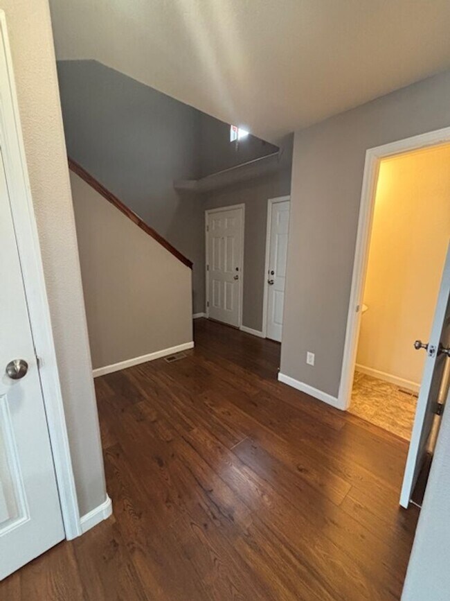 Building Photo - 4 Bedroom 3.5 Bath Townhome in Saddle Ridge!!!