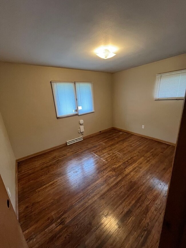 Building Photo - 2 Bedroom 1 Bath Condo