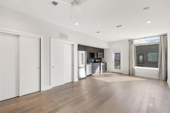 Building Photo - 1800 E 4th St