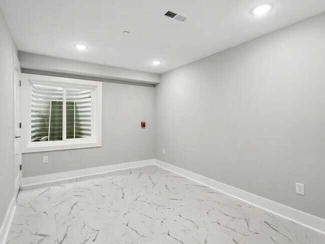 Building Photo - 2120 Berges St
