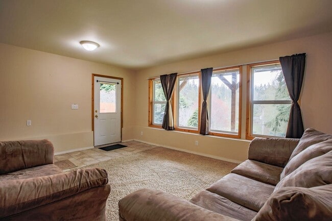 Building Photo - Lovely Home and Property Located on Honeymoon Lake!