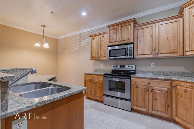 Building Photo - Available September 1 - Spacious 3 Bedroom...