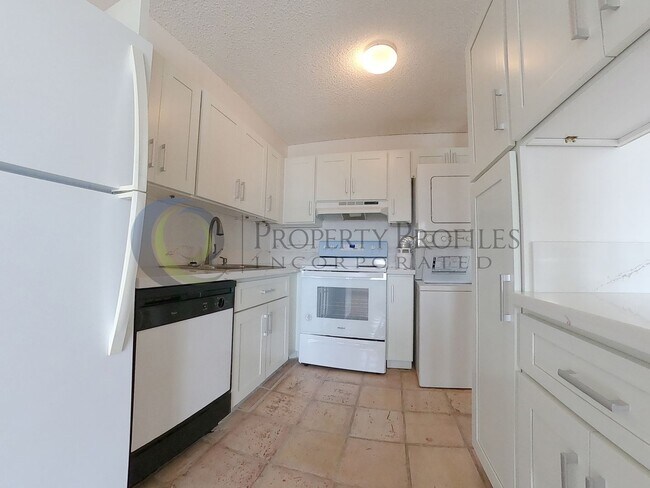 Building Photo - Large Studio/1 bath unit at Princess Kealoha