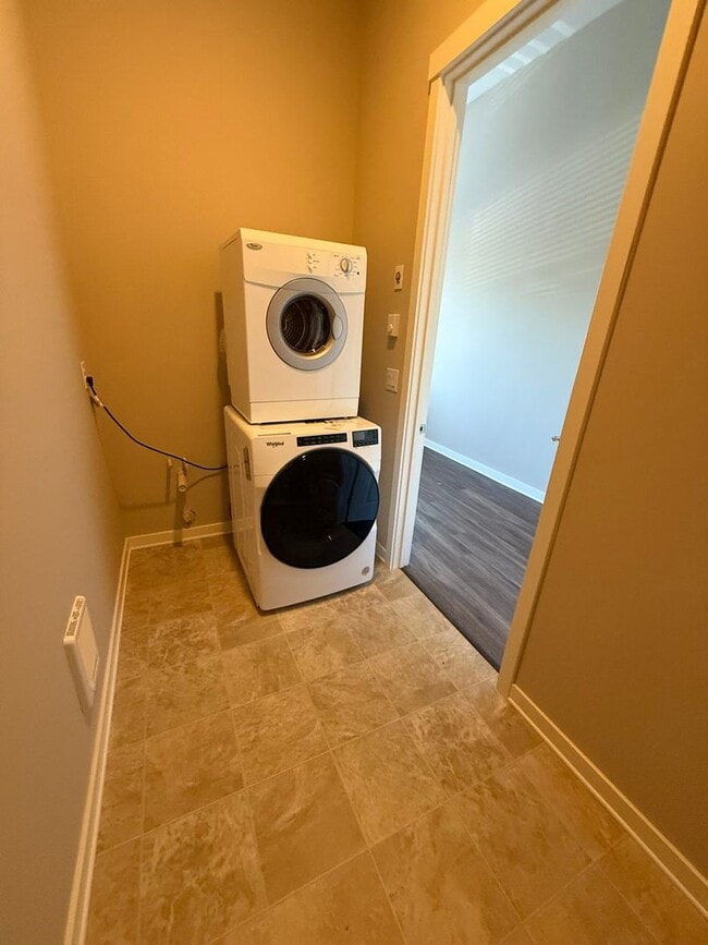 Building Photo - 3bd/2.25ba Lake Forest Park Townhome