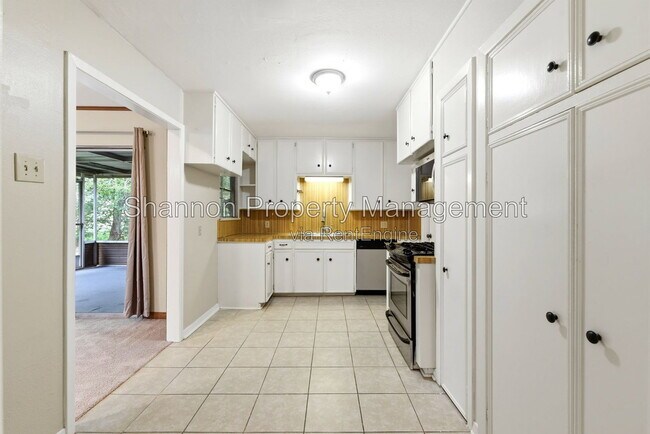 Building Photo - 8406 Highcrest Dr