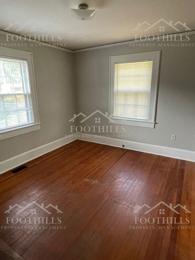 Building Photo - 2-Bed, 1-Bath with Beautiful Hardwood Floors