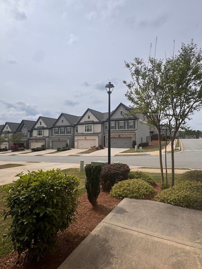 Building Photo - Spacious and Well-Appointed 3BR/2BA Home in Flowery Branch