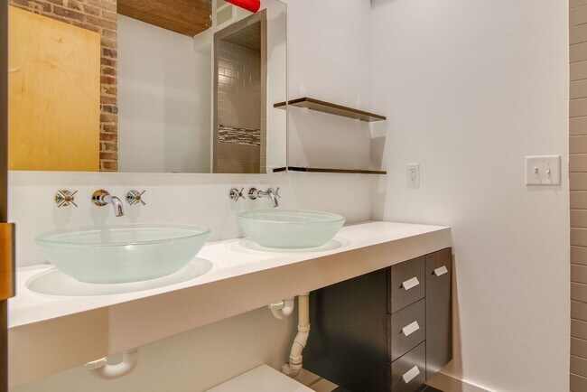 Building Photo - Expansive Historic Loft in the Heart of Germantown