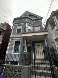 Building Photo - 2673 Bainbridge Ave