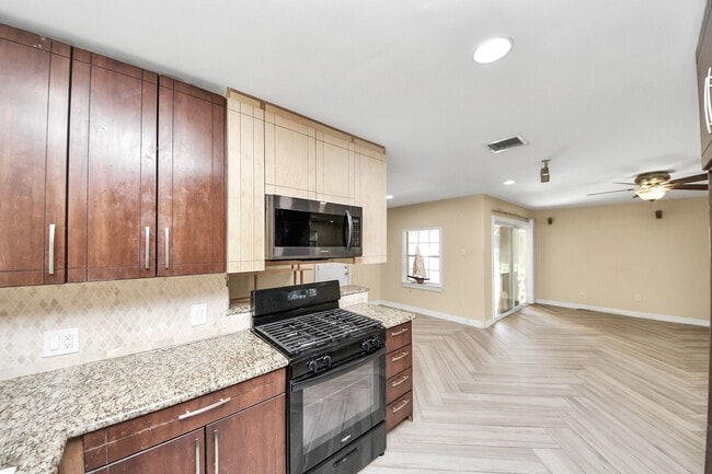 Building Photo - 7623 Barberton Dr
