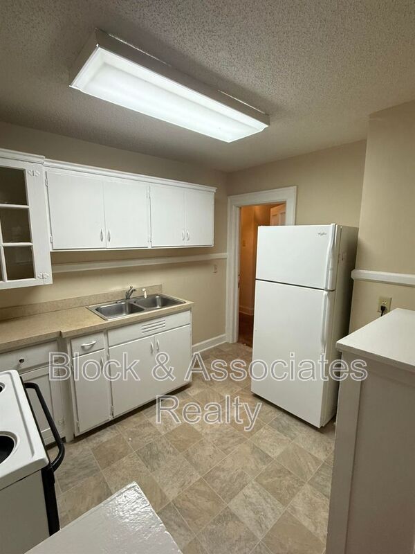 Building Photo - 220 S Elm St