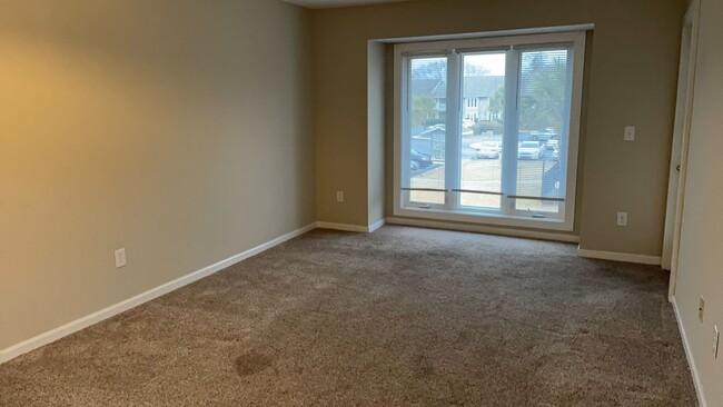 Building Photo - Nice unfurnished 1 bedroom/1 bath condo in...