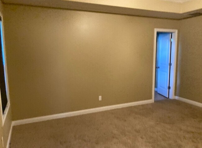 Building Photo - 166 Twin Lakes Dr