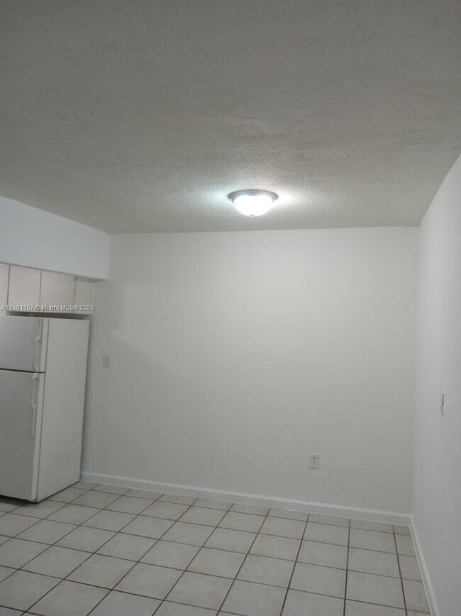 Building Photo - 1230 W 54th St