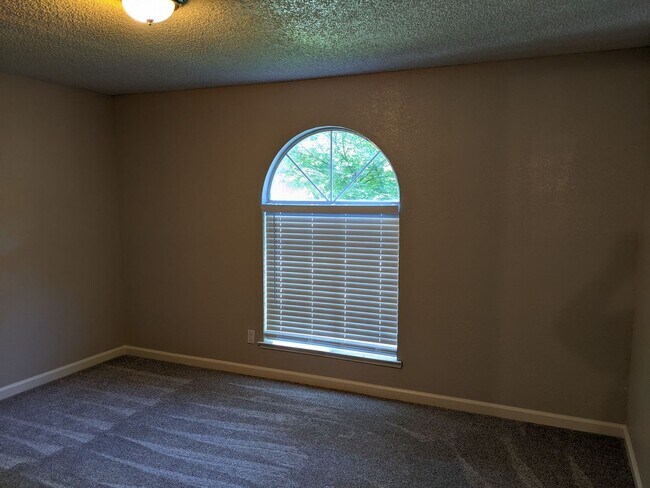 Building Photo - Nice 3 bedroom home, recently updated offe...