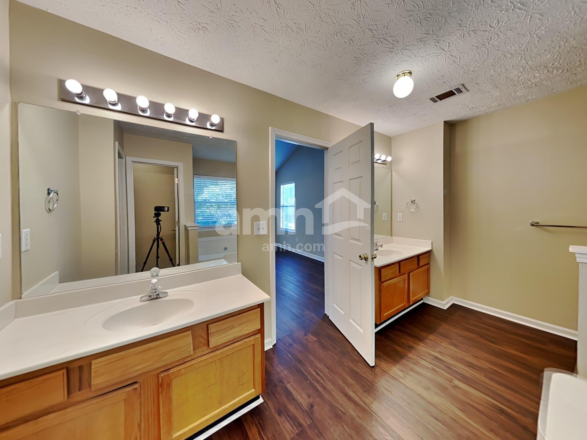 Building Photo - 1215 Wilkes Crest Dr