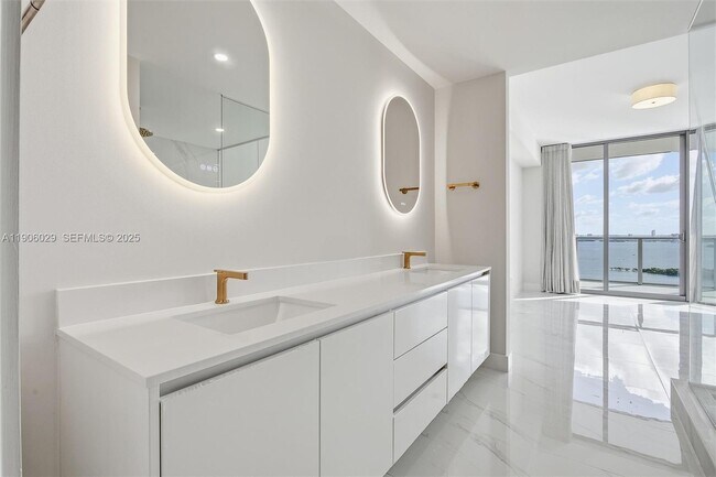 Building Photo - 700 NE 24th St