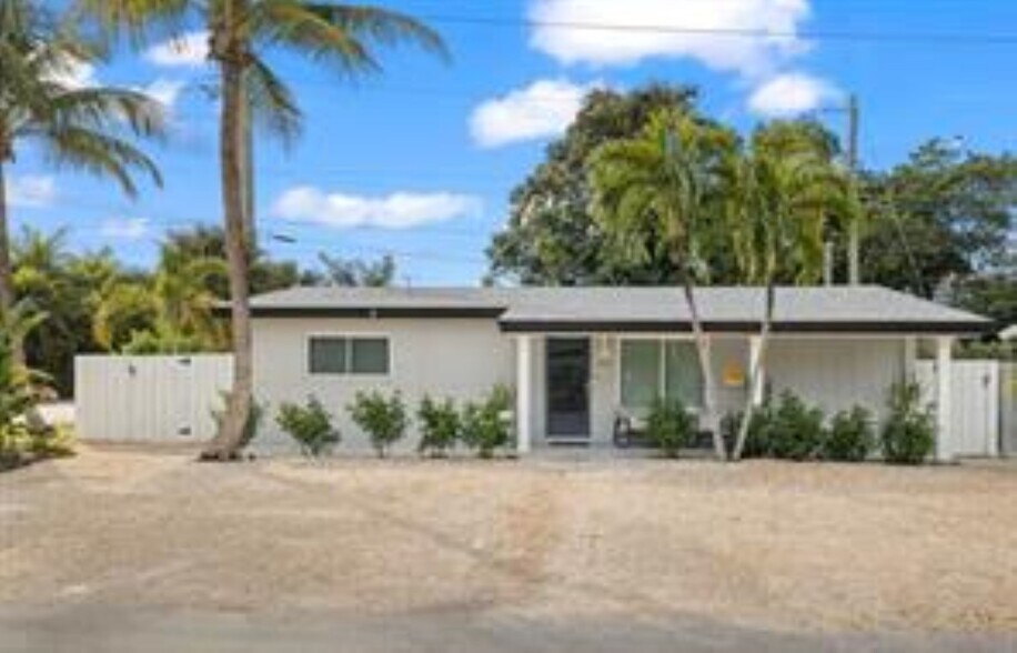 Primary Photo - 2601 NE 9th Ter