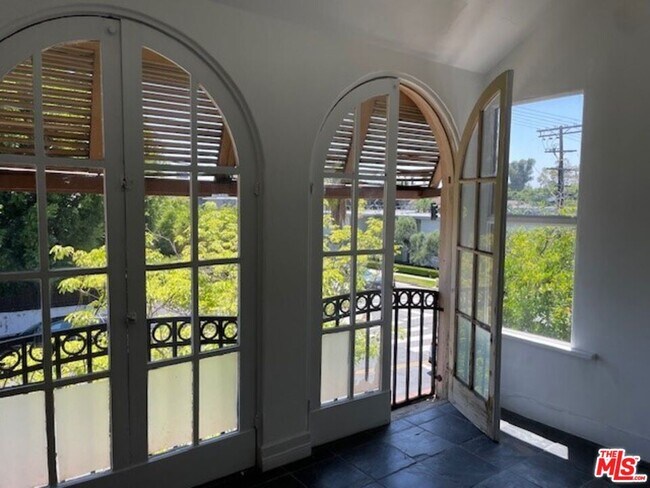 Building Photo - 456 S Wilton Pl