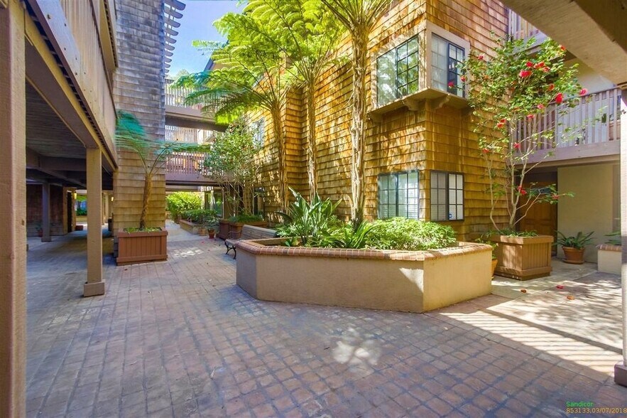 Building Photo - 8870 Villa La Jolla Dr